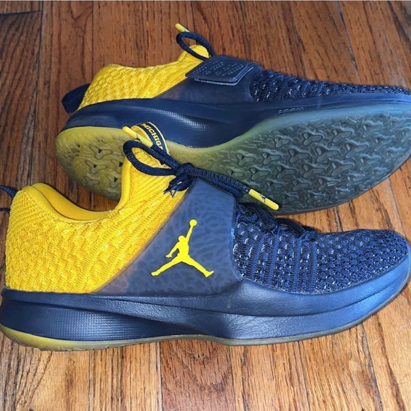 Jordan 2 Flyknit Michigan - Picture 2 of 6